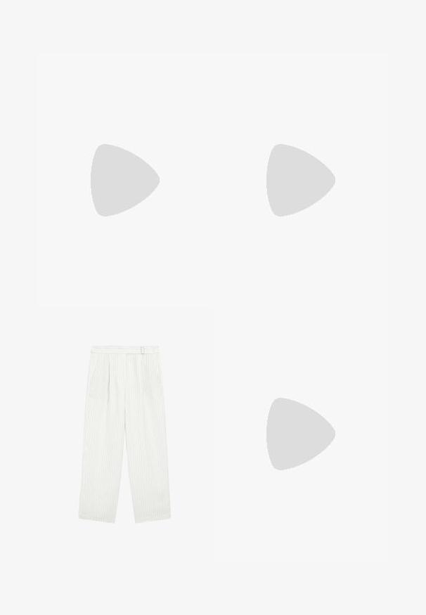 Krämfärgad kortärmad polo skjorta i mjukt material, med V-ringning och en subtil ribbad struktur vid kragen och nederkanten.; Vita vida byxor med vertikala ränder, med platt front, två sidofickor och en avslappnad passform. Mjuk tyg, minimal detaljer.; Vita lädersandaler med platt sula, öppen tådesign och rem med spänne på sidan. Har utskurna detaljer längs sidorna.; Vävd brun handväska med rektangulär form, strukturerat handtag och texturerad yta. Har en stängd topp och ett intrikat vävningmönster.