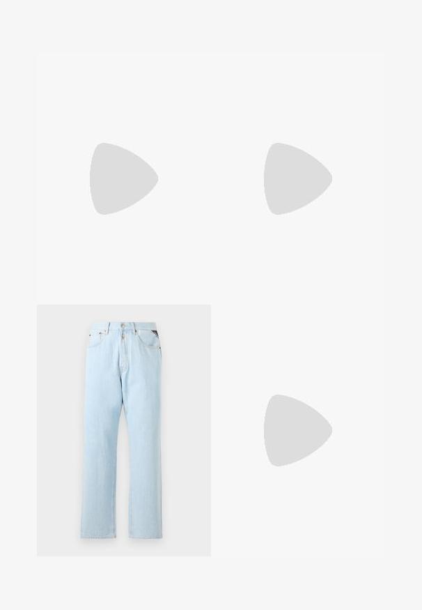 T-shirt nera in cotone con scollo rotondo, maniche corte e logo stampato bianco "REPLAY" sul davanti. Design minimalista e vestibilità ampia.; Jeans in denim azzurro chiaro con design a gamba dritta. Presentano una chiusura con bottone e zip, cinque tasche e cuciture a contrasto.; Scarpe in pelle nera con punta arrotondata, design con lacci e suola spessa e texture. Indossate con pantaloni neri su misura e un maglione a coste.; Occhiali da sole con una struttura elegante in metallo argentato, lenti grigio scuro e un design aerodinamico caratterizzato da bordi appuntiti e aste sottili.