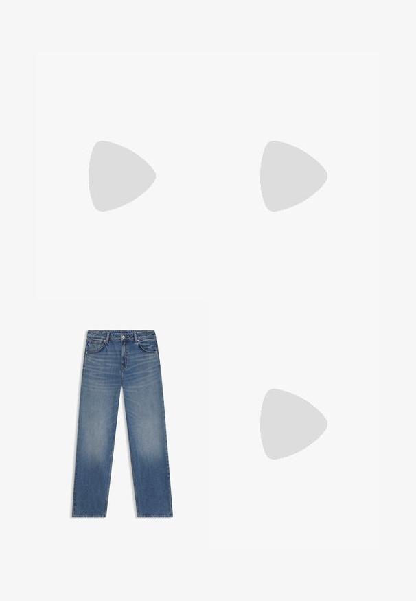 T-shirt noir, court, en coton, avec un col rond et des manches courtes. Présente un petit logo rouge et une texture décolorée.; Jean en denim bleu clair avec une coupe droite, cinq poches et un léger délavage. Comprend une taille standard et des coutures contrastées.; Bottines en cuir marron avec une semelle en caoutchouc noir épaisse, un laçage à l'avant et une sangle avec une boucle en argent. Texture lisse.; Sac à main en cuir noir, de forme triangulaire, avec une sangle fine et des accessoires en métal argenté. Il dispose d'une fermeture zippée et d'un logo embossé à l'avant.