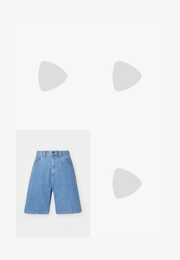 Langærmet, lys gul bomulds-t-shirt med et stort sort grafisk design af en lyserød cowboy på en hest og ternede mønstre på ærmerne.; Lyseblå denim shorts med løs pasform, høj talje, fem lommer og subtil falmning. Med knaplukning og bæltestropper.; Sort læderloafer med en frynsedetalje, der har en kraftig sort sål og gul syninger langs kanten. Teksturert overflade.; Metal kæde halskæde med forlængede led i en mørk gunmetal farve. Har en geometrisk accent og lås med brandingdetalje.