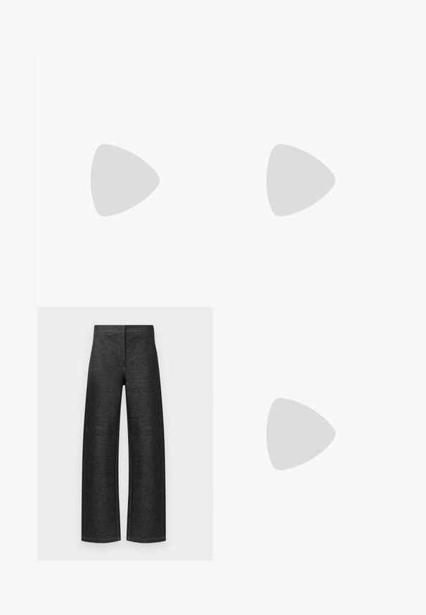 Stříbrný top s odkryté rameno, s nabíranou texturou, vyrobený z třpytivého materiálu. Krátký, dobře padnoucí design s hladkým povrchem.; Kalhoty s širokými nohavicemi v černém denimovém provedení. Mají texturovaný povrch, čistý pas a žádné viditelné kovové prvky či kapsy.; Černé kožené kotníkové boty s hladkou texturou, špičatou špičkou a robustním vysokým podpatkem. Mají boční otvor a minimalistický design.; Černá kožená kabelka se stříbrným řetízkovým popruhem, zdobená dekorativními křídly a bílým prošíváním podél spodního švu.