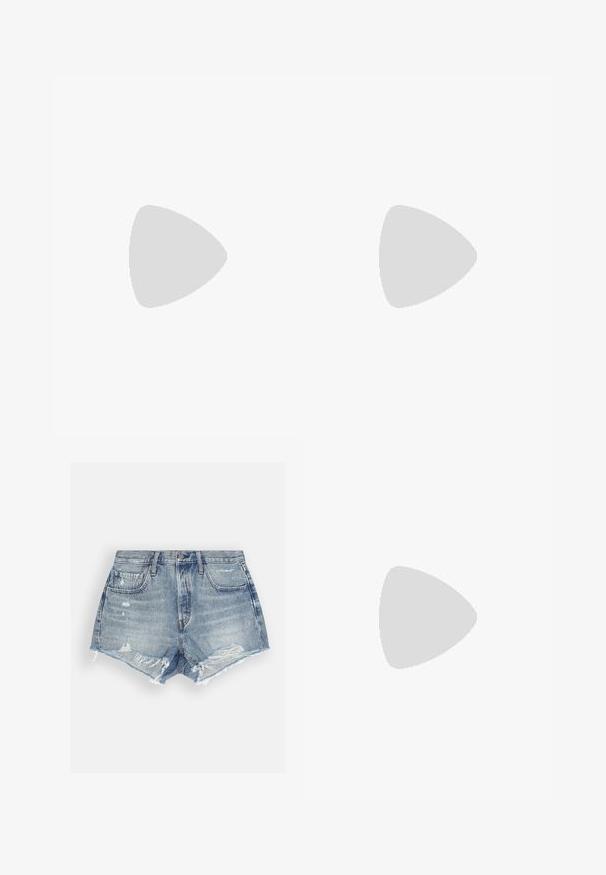 Levi's® Marškinėliai su spaudiniu - bright white; Šviesiai mėlyni džinsiniai šortai su nusidėvėjimo efektu. Yra suplėšyti kraštai ir dvi priekinės kišenės. Uždarymas mygtuku juosmens srityje.; Juodi zomšiniai sportbačiai su baltais akcentais ir trimis juostelėmis, su tekstūruota balta kulne, guminiai padu ir "Gazelle" ženklu.; Aukso spalvos žiedinės auskarai su lygiu, suapvalintu pavidalu ir blizgiu paviršiumi. Nugarinėje pusėje yra oranžinės detalės, užtikrinančios tvirtą užsegimą.