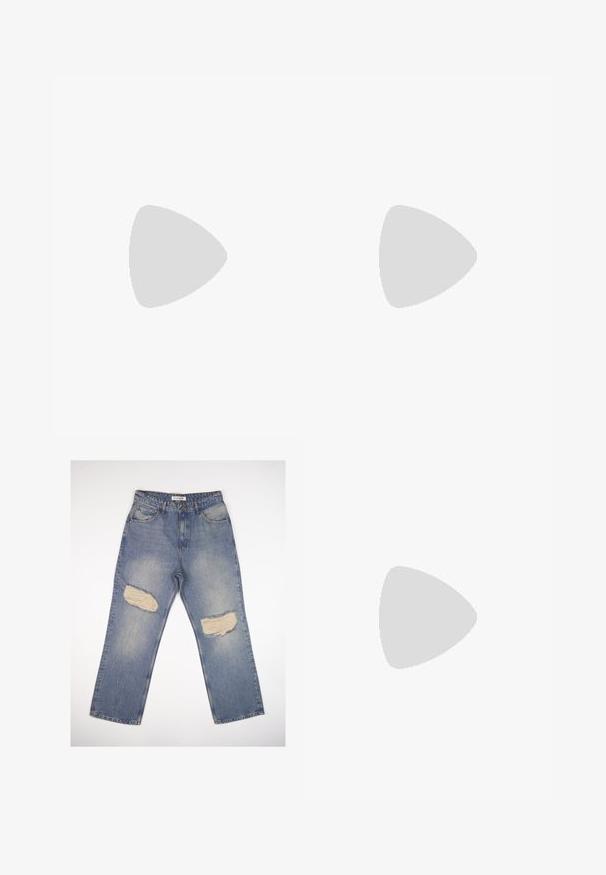 Camiseta de rayas con mangas cortas, que presenta finas rayas horizontales en azul marino y blanco, cuello redondo y un ajuste relajado.; Jeans de mezclilla azul claro con corte recto, que presentan dos grandes parches desgastados en las rodillas y un diseño estándar de cinco bolsillos.; Botín de ante marrón claro con collar acolchado negro, ojales de metal dorado, detalles de costura blanca y suela de goma resistente con tacos pronunciados.; Gafas de sol rectangulares negras con lentes verdes, acabado mate, sutiles acentos de hardware y logotipo grabado en la patilla.