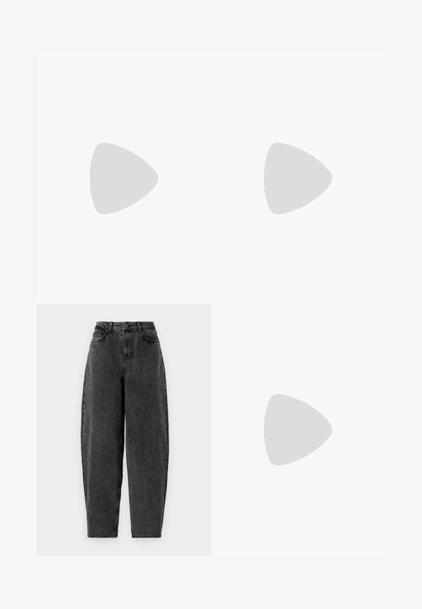 ONLY ONLSIVAL LIFE - Maglietta a manica lunga - black; Jeans in denim nero a vita alta con vestibilità rilassata, caratterizzati da un classico design a cinque tasche e chiusura con bottone. Tessuto testurizzato e non elastico.; Scarpa con tacco alto a punta, con una combinazione di colori argento, oro e nudo. Finitura lucida con design a ritaglio, con tacco a stiletto.; Borsa a pochette metallica argentea con una forma morbida e arrotondata e chiusura superiore annodata. Realizzata in materiale sintetico morbido.; Orecchini a cerchio in argento con un design torciglionato, caratterizzati da una finitura lucida e chiusura a perno. Misurano circa 3 cm di diametro.