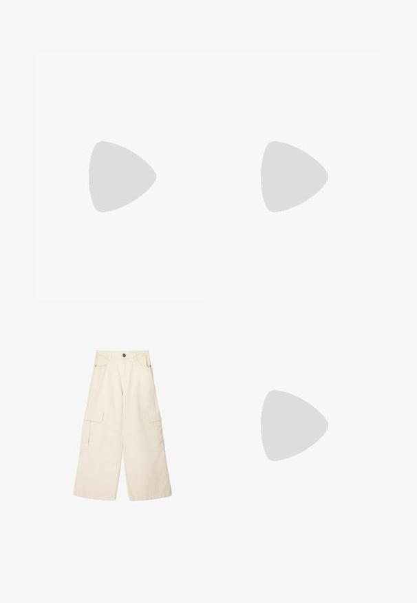 Witte gehaakte tanktop met gegolfde randen en dunne spaghettiruggen, voorzien van een bloemmotief, gemaakt van gestructureerd kantachtig materiaal.; Bershka UTILITY - Cargobroek - beige; Bershka Sandalen met hoge hak - black; Zwarte leren hobo tas met een gladde textuur, kromme vorm en een enkele verstelbare schouderband; heeft een brede opening aan de bovenkant.