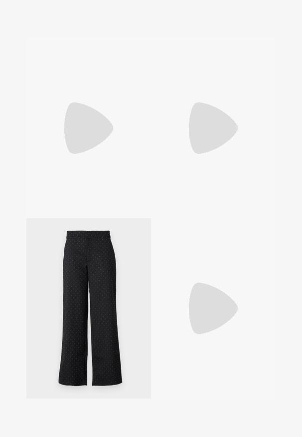 Bodysuit preto com mangas compridas, apresentando um decote em V em tecido de rede e detalhe de ombro franzido. Tecido suave com um corte ajustado.; Calças largas pretas feitas de tecido com bolinhas brancas. Apresentam uma cintura média e bolsos frontais. Superfície texturizada.; Botas de couro pretas até ao joelho com bico pontudo e salto quadrado. Textura suave com um design elegante e detalhes de costura mínimos.; Bolsa de ombro em pele preta com textura suave, forma curva, alça ajustável e fecho com zip. Design minimalista sem adornos.
