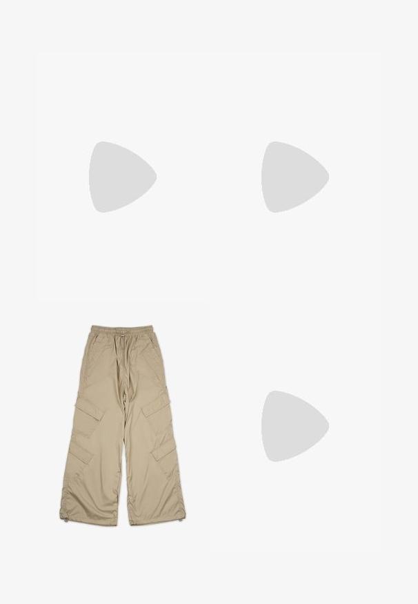 Črn športni tank top s prilegajočim dizajnom, okroglim izrezom in ravnimi šivi. Na sprednji strani ima bel logotip "Salomon".; Bežne cargo hlače s pasom na vrvico, več stranskih žepov in sproščenim fit. Narejene iz lahke, gladke tkanine z detajli šivanja.; Nike superge z zgornjim delom v bež in sivi teksturi, črnimi detajli, velikim logotipom "90" in belim vezalnim zapiranjem. Črn podplat.; Črna torba z teksturirano tkanino, dualnima zgornjima ročajema in snemljivim naramnim trakom. Ima zadrgo za varno shranjevanje.