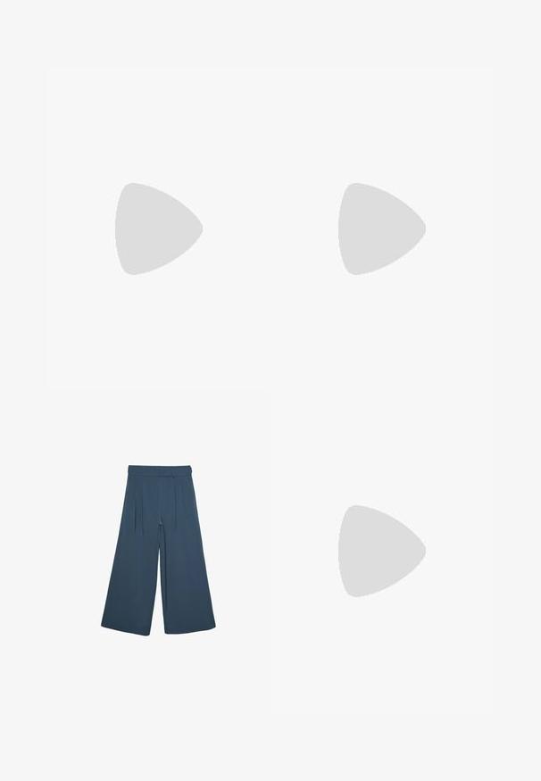 T-shirt noir à manches courtes en coton. Il présente une coupe décontractée, un col rond et aucun motif ni embellissement visible.; Stradivarius WIDE-LEG SMART WITH BUTTONS  - Pantalon classique - blue; Sandale noire à lanières avec un bout carré et un petit talon bloc. Elle présente plusieurs fines lanières et une sangle de cheville ajustable. Fabriquée en cuir lisse.; Sac bandoulière en cuir noir avec une texture lisse, de forme rectangulaire et un détail en chaîne métallique à l'avant. Sangle réglable incluse.