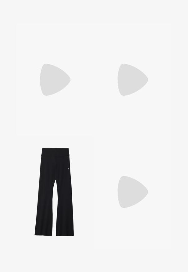 Zwarte top met korte mouwen en ronde halslijn, gemaakt van ribbelstof. Heeft een relaxte pasvorm en een ronde zoom aan de onderkant.; Zwarte wijde broek gemaakt van rekbare stof, met een brede tailleband en een klein logo op de heup. Gladde textuur en een broek van volledige lengte.; Nike P-6000 sneakers met een lichtgrijze mesh bovenkant, zwarte accenten en een duurzame zwarte rubberen zool. Kenmerkt zich door een ingewikkeld ontwerp en vetersysteem.; Even&Odd Handtas - black