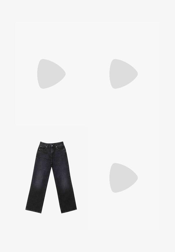 Polo shirt beige a maglia con scollo a V e maniche corte. Presenta un colletto e orlo a coste, realizzato in un morbido tessuto testurizzato.; Jeans in denim neri a vita alta con un taglio a gamba larga, design a cinque tasche e cuciture visibili. Il tessuto ha una finitura liscia e leggermente tessurizzata.; Pump in pelle nera con punta affusolata, cinturino alla caviglia e tacco spesso. Texture piatta, design elegante ed estetica minimalista.; Borsa tote in pelle nera con texture liscia, forma rettangolare e due manici lunghi. Nessun hardware o decorazione visibile.