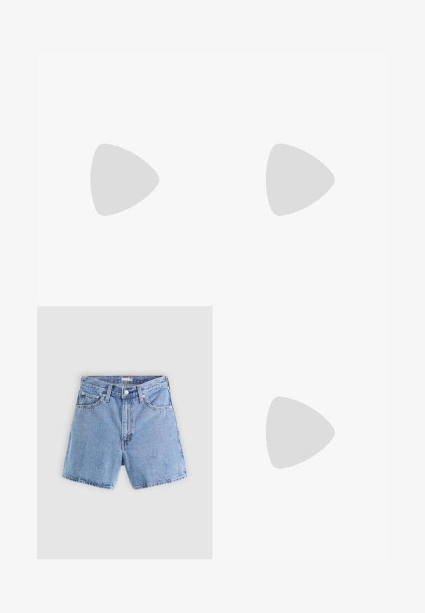 Biely rebrovaný tielko s tenkými popruhmi, okrúhlym výstrihom a priliehavým strihom, vyrobené z mäkkej zmesi bavlny.; Svetlomodré džínsové šortky s vysokým pásom, piatimi vreckami, viditeľným prešívaním a roztrhnutým lemom. Majú zapínanie na gombík a zips.; Hnedá kožená vysoká čižma do kolien s okrúhlou špičkou, textúrovaným povrchom a nízkym zúženým podpätkom. Obsahuje postranný panel a pútko na vrchu.; Tkaná slamenná taška s širokým, zužujúcim sa tvarom, vybavená dvojicou čiernych kožených rúčok. Prírodná béžová farba s textúrovaným povrchom.