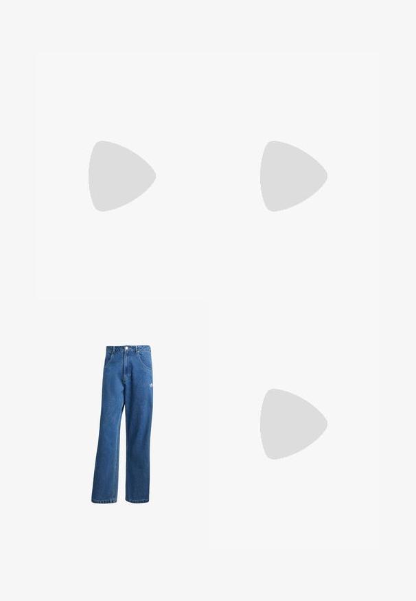 Maillot de soccer blanc avec des accents noirs, design dégradé orange-jaune sur les épaules, trois étoiles et un motif géométrique texturé.; Jean en denim bleu avec une silhouette large, présentant un bouton à la taille à l'avant, des poches sur les côtés et un petit logo blanc sur la jambe gauche.; Baskets bleu clair avec un motif serpent, dotées de rayures blanches et de lacets, sur un sol jaune.; Sac hobo bleu clair avec des poignées noires, comportant un petit patch logo jaune et blanc. Texture lisse, forme arrondie et design spacieux.