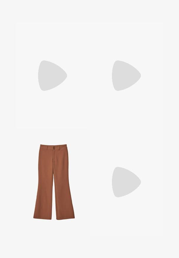 Felpa leggera con strisce orizzontali verde e bianche, collo tondo, maniche lunghe, polsini e orlo a coste. Realizzata in materiale morbido.; Pantaloni marroni a zampa d'elefante realizzati in un tessuto morbido. Caratterizzati da due bottoni frontali e una texture liscia senza motivi o decorazioni visibili.; Scarpa piatta in vernice rosa con punta rotonda, cinturino alla caviglia e tacco basso a blocco. Texture liscia e design minimalista.; Borsa a tracolla in suede marrone con texture morbida, ampia apertura e lunghe cinghie. Caratterizzata da un design semplice con cuciture visibili e senza accessori.