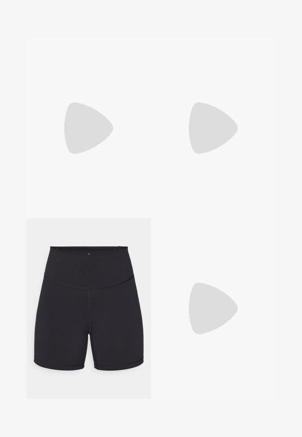 Λευκή αθλητική μπλούζα χωρίς μανίκια με στρογγυλή λαιμόκοψη, λεία υφή και διακριτικό λογότυπο στην περιοχή του στήθους. Ευθεία γραμμή στο μήκος της μέσης.; Μαύρα �αθλητικά σορτς από ελαστικό ύφασμα. Διαθέτουν ψηλή μέση και λεία ραφή. Ιδανικά για αθλητική ένδυση και γυμναστική.; Λευκά αθλητικά παπούτσια με μπλε ρίγες, υφή στην επάνω πλευρά, επίπεδη σόλα και διακριτικό λογότυπο "LIGHTSTRIKE PRO" στο πλάι. Σχεδίαση χαμηλού προφίλ.; Αθλητικά γυαλιά ηλίου με γκρι φακούς, πορτοκαλί λεπτομέρειες και μοτίβο στα λευκά χέρια. Σχεδιασμένα για απόδοση με περιτύλιξη.