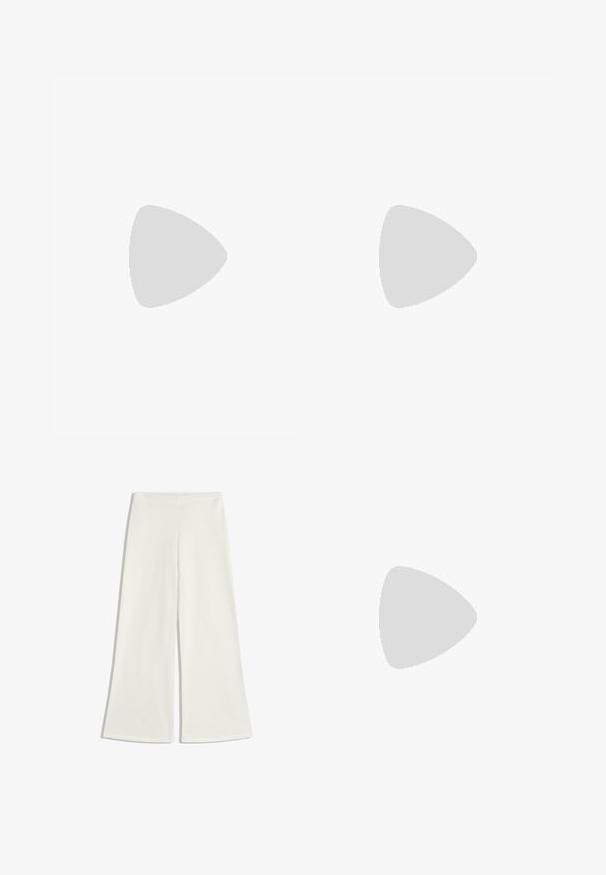 Top rosa con motivo stampato, spalline regolabili, scollatura a V, volant stratificati e rifiniture decorative con disegni floreali e geometrici.; Pantaloni a gamba larga bianchi realizzati in tessuto morbido. Presentano una vita alta e nessuna cucitura visibile, creando una silhouette pulita.; Stivali neri in pelle, alti fino al ginocchio, con design morbido, punta affusolata e tacco spesso, caratterizzati da una texture liscia e cuciture minime.; Borsa a stampa rettile con manico curvo. Realizzata in materiali testurizzati beige e marroni, presenta un distintivo motivo a rombi.