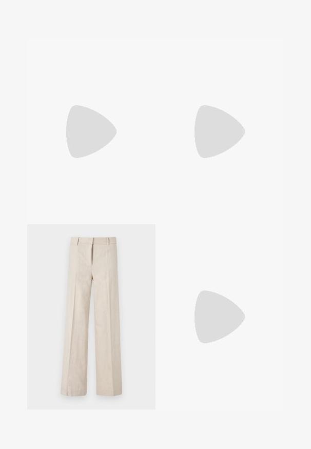 Maje MIPERLA - Felső - blanc; Beige színű, bő szárú nadrág könnyű anyagból, sima textúrával és tiszta elülső redőkkel. A derék része övhurkokkal van szabva.; Fekete lakk slingback sarok, hegyes orral, texturált kígyómintával, állítható pánttal és rövid, texturált tömbsarkal.; Fekete bőr keresztbody táska két elülső zsebbel, arany csattokkal, cipzáras záródással és vékony pánttal. Textúrált felület és kompakt téglalap alak.