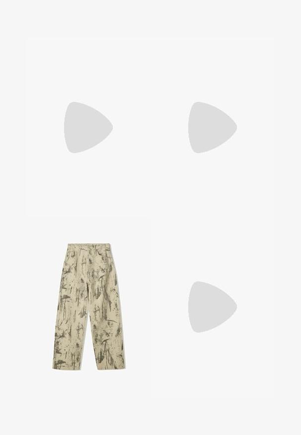 Prachově růžové oversize tričko vyrobené z měkké bavlny, s jemným grafickým vzorem na přední straně. Krátké rukávy a kulatý výstřih.; Bershka BAGGY PRINTED - Volné džíny - evergreen; Bílé sportovní boty s vrchní částí z síťoviny, černými akcenty a stříbrnými detaily. Mají polstrovanou podrážku a šněrovací design pro podporu.; Černé obdélníkové sluneční brýle s tmavými čočkami, matným povrchem a detaily loga na stranici. Design má rovné hrany a silné rámy.