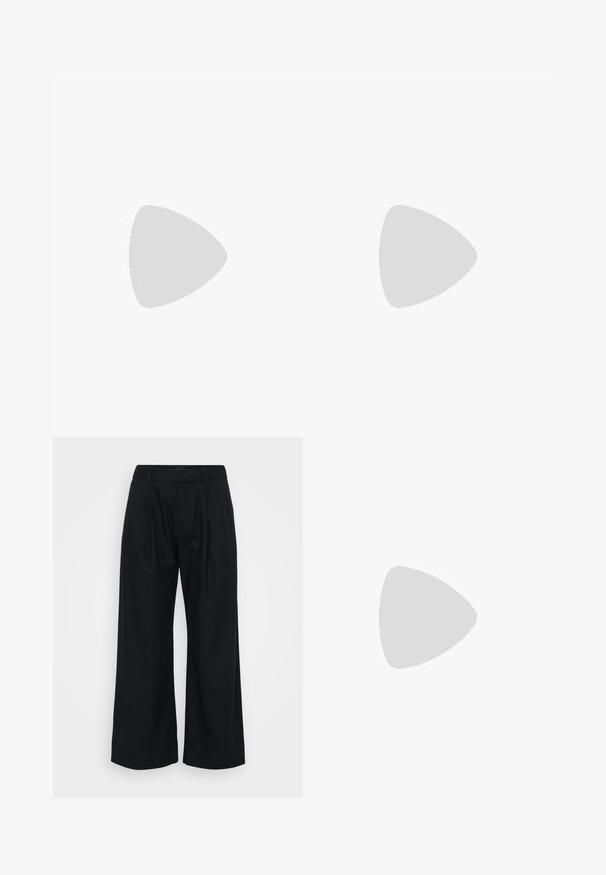 Fekete, rövid ujjú, kerek nyakú pamut póló. Feszes szabással és diszkrét logóval a nyak közelében. Sima textúra.; Fekete, bő szárú nadrág, puha anyagból, lapos elülső résszel, látható redőkkel, és övakasztókkal ellátott derékkal.; Fekete pántos szandál négyzetes orral és alacsony blokk sarkal. Több vékony pánttal és állítható boka pánttal rendelkezik. Sima bőrből készült.; Teknősbéka mintázatú napszemüveg kerek, vastag kerettel és barna lencsékkel. Finom mintázattal és egyenes, keskenyedő szárakkal rendelkezik.