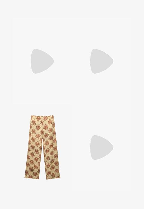 Top smock bianco con orlo volant, con spalline regolabili. Tessuto morbido e leggero.; Pantaloni a gamba larga realizzati in tessuto morbido con uno sfondo beige e un motivo floreale ripetuto di colore ruggine. Vita elasticizzata per il massimo comfort.; Infradito beige chiaro con soletta testurizzata, suola piatta e sottili cinturini lucidi. Presenta un marchio discreto sul cinturino.; Borsa a tracolla in paglia intrecciata di colore beige naturale, con due manici robusti, caratterizzata da un design a trama aperta e da un ampio interno.