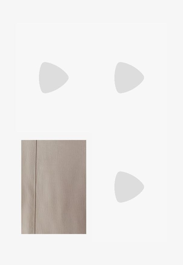 Abercrombie & Fitch HIGHNECK 4WAY CURVE HEM CAMI  - Top - brilliant white; Písek texturovaná látka s diagonálním tkaním, s švem probíhajícím svisle podél okraje. Materiál vypadá měkký a jemný.; Světlé taupe semifinálové sandály s dvěma nastavitelnými pásky a hardwarem v růžovém zlatě. Korek vyplněná stélka na texturované hnědé podrážce. Design s otevřenou špičkou.; Sada kosmetických tašek v černo-hnědém vzoru; větší taška ve tvaru boxu s uchem, menší cylindrická taška; zlaté zipy a kovové detaily.