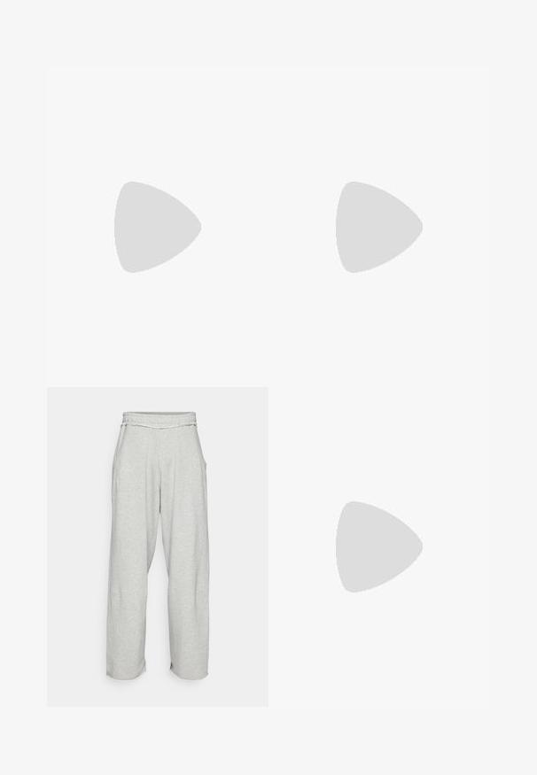 Balta medvilninė marškinėlė su sidabriniu tekstu ir žvaigždėmis. Atsipalaidavęs modelis, trumpomis rankovėmis ir apvaliu kaklu.; Šviesiai pilki, platūs sportiniai džinsai su elastine juosmens juosta ir šoninėmis kišenėmis. Minkšta tekstūra su nusidėvėjusiais kraštų detalėmis ant kojų atidarymo.; Raudoni zomšiniai sportbačiai su baltais akcentais, turintys tekstūruotą medžiagą, apvalią nosį ir auksinį logotipą šone, dėvimi su juodomis kelnėmis.; Raudonas medvilninis bandanas su baltais paisley raštais, turintis trikampio formą ir išryškintą surištą mazgą viršuje.