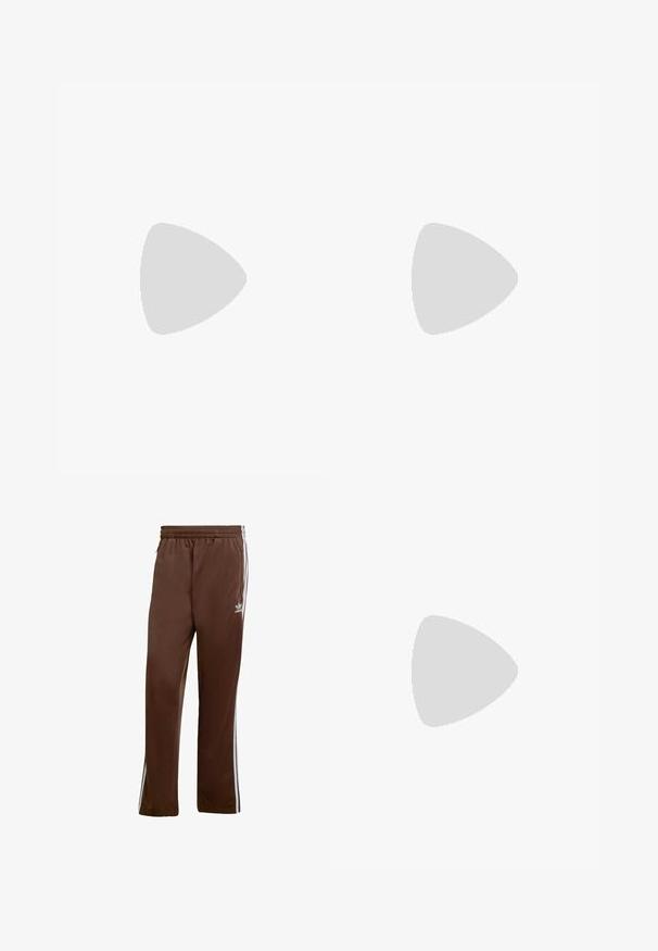 Camisa polo amarela de mangas curtas, com colarinho, bolso frontal e logótipo verde bordado no peito. Feita de tecido suave.; Calças de treino castanhas feitas de um tecido liso, com riscas brancas laterais e uma cintura elástica. Inclui bolsos de cada lado.; Sapato slip-on de couro castanho com ponta arredondada, detalhe de costura texturizada, ilhós dourados e sola em tan com ranhuras. O interior apresenta uma cor laranja vibrante.; Pessoa segurando uma mala tote bege da Adidas com alças verde-escuras, vestindo calças cinzentas claras e ténis pretos em um piso verde.