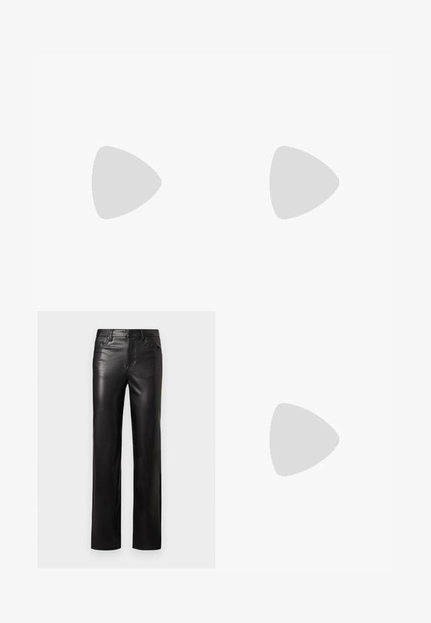 Conjunto de duas t-shirts curtas de mangas curtas em preto e branco, feitas de tecido canelado, com decote redondo e um design ajustado.; Calças de couro pretas com corte reto, apresentando fecho com botão e bolsos frontais. Textura suave com detalhes de costura subtil.; Sapato mule com bico fino, com parte superior em estampado de leopardo e baixo salto kitten heel preto, sobre um fundo claro.; Bolsa de mão em couro sintético preto com textura de crocodilo, topo franzido e alça enrugada. Apresenta um design suave e compacto.