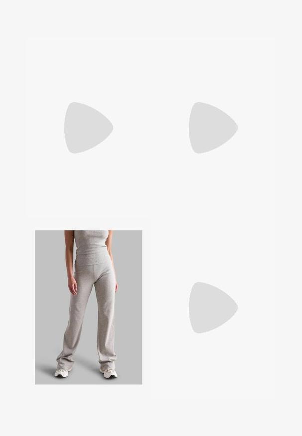 Lichtgele geribde crop top met een ronde halslijn en een mouwloos ontwerp. Heeft een label met "URBAN CLASSICS" binnenin de kraag.; Grijze geribde tanktop en bijpassende broek gemaakt van rekbaar materiaal. De broek heeft een uitlopende snit en wordt gecombineerd met lichte sneakers.; Witte en grijze sport sneaker met zwart "N" logo, mesh bovenwerk, gevoerde zool en vetersluiting, weergegeven op een effen lichtgrijze achtergrond.; Rode geweven leren handtas met een gebogen, gevoerde handgreep, ritssluiting en een gestructureerde afwerking, met een glanzende glans overal.