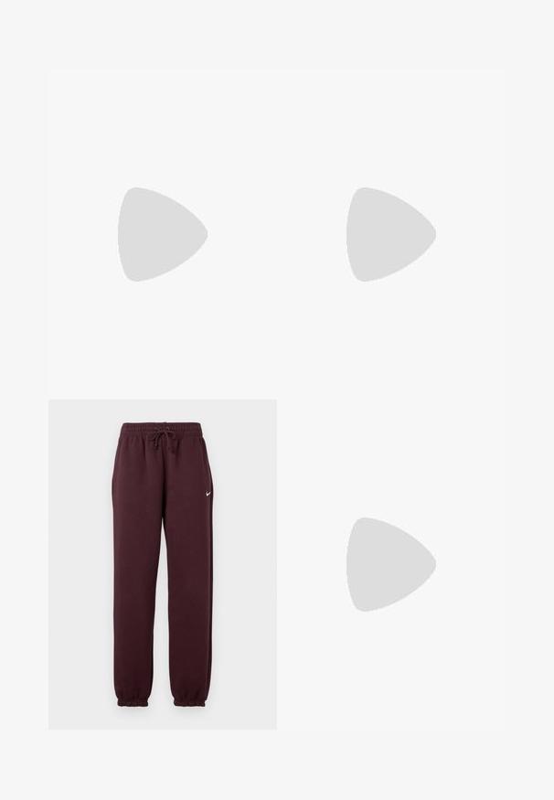 Nike Sportswear CROP TEE - Jednoduché tričko - black; Bordové jogger kalhoty s elastickým pasem a nastavitelnou šňůrkou. Mají žebrované manžety a malé bílé logo na levé straně.; Nike tenisky s béžovým a šedým texturovaným svrškem, černými akcenty, velkým logem "90" a bílým šněrováním. Černá podrážka.; Černá taška Nike s uzávěrem na zip, texturovaná tkanina, hnědé akcenty a odepinatelný popruh. Na přední straně se nachází výrazné logo Nike.