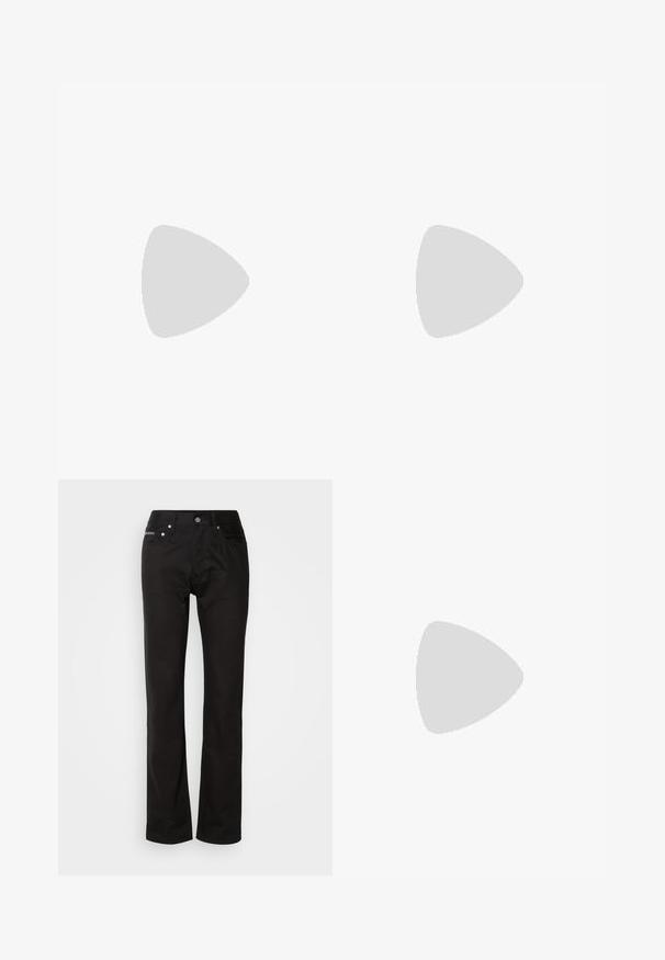 Tricou din bumbac negru, cu un mare logo gri "BARBOUR INTERNATIONAL" pe față. Guler clasic rotund și mâneci scurte.; Jeans negri din denim cu un design drept, prevăzuți cu închidere cu button, cinci buzunare și cusături minime pentru un aspect curat.; Pantofii din piele neagră, cu șireturi, au vârful rotunjit, o textură netedă, cusături minime și un toc de cauciuc scăzut. Logo pe toc.; Geanta duffel neagră, realizată dintr-un material sintetic texturat. Dispune de două mânere și o curea de umăr ajustabilă. Design simplu, fără modele vizibile.