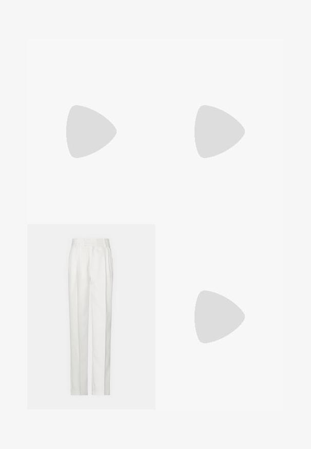 T-shirt de manga curta verde escuro com decote redondo, feito de tecido suave, apresentando um design simples e de corte reto.; Calças brancas com riscas verticais e um design de perna reta, feitas de um tecido leve. Apresentam pregas na frente e uma cintura tradicional.; Sandálias brancas de salto alto com um salto robusto, apresentando um design com tiras e amarração no tornozelo. Textura suave com uma plataforma na frente para altura adicional.; Bolsa transversal de couro castanho com um formato curvado, ferragens douradas e um detalhe de fivela. Inclui uma alça de ombro destacável.