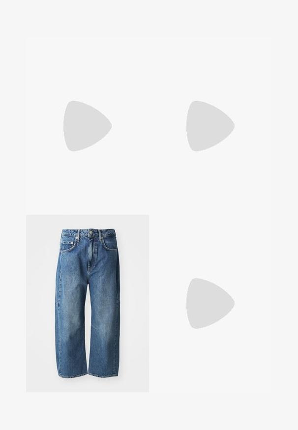 Raidallinen hihaton toppi, jossa on vaaleanbeige tausta ja vaakasuorat tummanruskeat raidat, napituksen edessä ja sileä, kevyt kangas.; Siniset farkut, joissa on löysä ja leveä lahjerakenne. Mallissa on etutaskut, napit ja vetoketju, sekä hienovarainen haalistuma polvissa.; Yksivärinen oliivinvihreä mokkanahkainen malli matalalla, lujalla mustalla korolla. Sivuilla oleva hihna hopeisoljella säätöä varten. Pintakuvio on sileä.; Korvakorut hopean sävyssä, joissa on aaltoileva, abstrakti muotoilu, koristeltuna pienillä, kimaltavilla kristalleilla. Vakuuttava paikkakiinnitys.