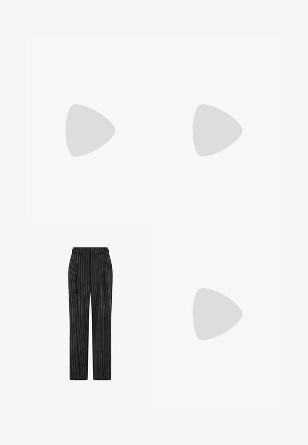 Top a maniche lunghe a righe bianco e blu navy, design cropped con scollatura rotonda e dettaglio decorativo in catena argentata al colletto.; Pantaloni neri a righe con vita alta, frontale plissettato e design dritto. Il tessuto appare texturizzato e su misura per un look formale.; Infradito rossi con cinturini sottili, chiusura con fibbia e suola in gomma nera. Texture liscia e design minimalista, compresa una soletta sagomata.; Borsa a tracolla in pelle verde con design arricciato, dotata di una tracolla a catena intrecciata e dettagli in metallo dorato.