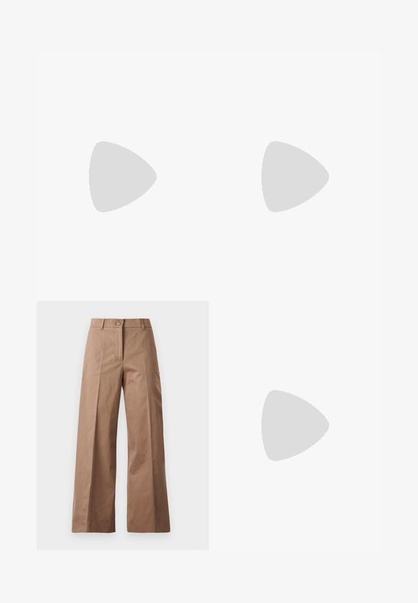 Camicia bianca a maniche lunghe e taglio corto in cotone. Presenta una chiusura con bottoni sul davanti, una tasca sul petto e un piccolo logo nero in basso a sinistra.; Pantaloni larghi marroni realizzati in un tessuto morbido, con chiusura frontale con bottone, due tasche anteriori e linee pulite e sartoriali.; Scarpa slingback in pelle nera con punta appuntita, con un dettaglio intrecciato e un design superiore plissettato. Suola piatta con hardware minimale.; Borsa a mano in pelle marrone con finitura texturizzata, design angolare e un manico superiore distintivo. Presenta un dettaglio a tracolla intrecciato con motivo.