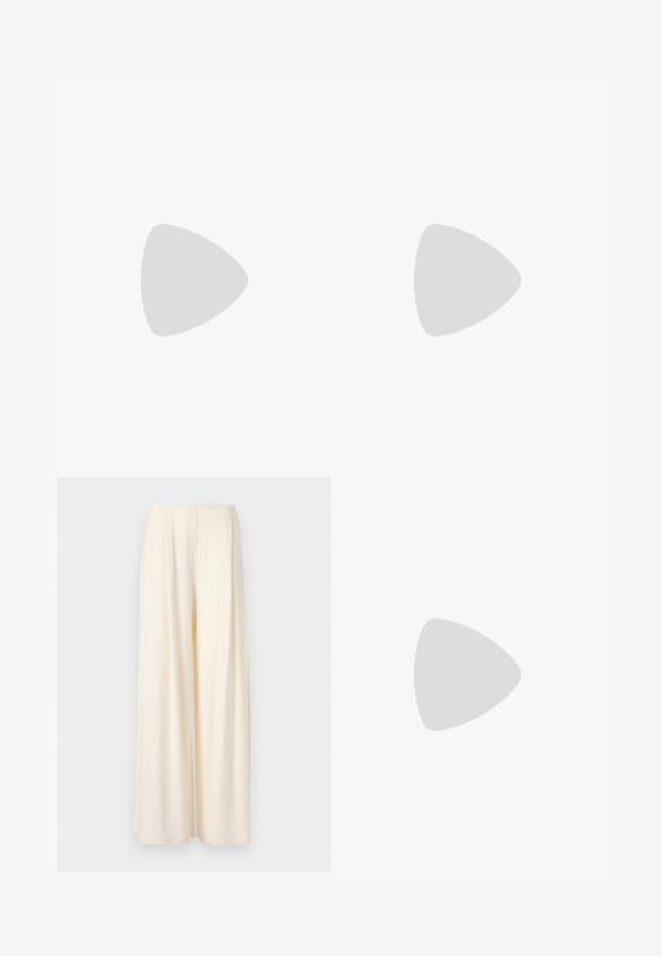 Metallisk gullsang med dyp utringning og uten ermer. Jevn tekstur, tettsittende design og myk innermateriale.; Norma Kamali MENS PLEAT  - Bukse - cream; Svarte skinn slingback-sko med spiss tå, liten hæl og dekorativ spenne-detalj på overdelen. Glatt tekstur, minimalistisk design.; Svart skinn crossbody veske med to frontlommer, gyldne spenner, glidelåslukking og en slank stropp. Teksturert overflate og kompakt rektangulær form.