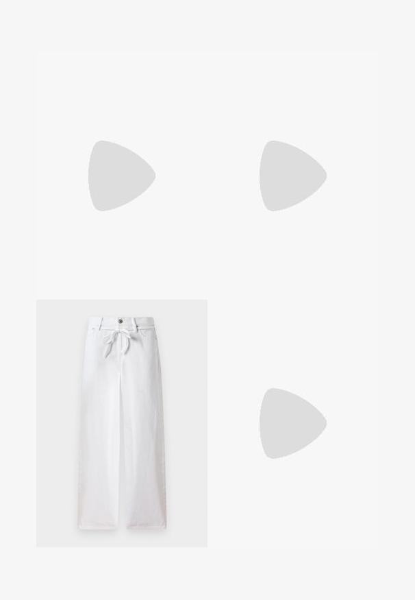 Beige ribbet tank topp med tynne stropper og rund hals. Har en sydd logo på forsiden. Glatt tekstur, tettsittende design.; Hvite vide bukser laget av bomull. Har snøring i livet og knappelukking. Glatt tekstur med minimalistisk design.; Calvin Klein HEEL MULE - Sandaler - turtle dove; Hvit krokodilleprikket håndveske med to håndtak, rektangulær form og glidelås. Vist mot en lys bakgrunn.