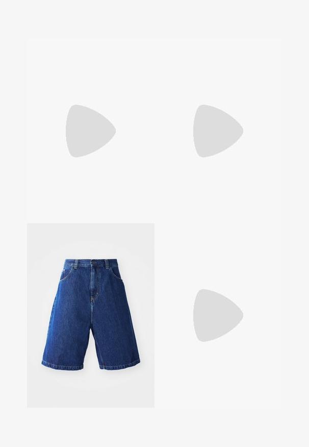 Tricou polo alb din bumbac, cu un finisaj texturat. Include un logo brodat galben pe piept, o închidere cu două butoane și trimuri de guler contrastante.; Șorturi din denim cu o spălare albastră, având talie înaltă, două buzunare frontale și cusături galbene pe margini.; Sandale albe cu un talpă texturată, curele subțiri și o linie de accent multicolor pe talpă. Prezintă un logo pe curea.; Ochelari de soare din plastic negru cu lentile verzi, rame pătrate, accent argintiu pe sprânceană și brațe texturate. Marca este menționată pe brațul interior.