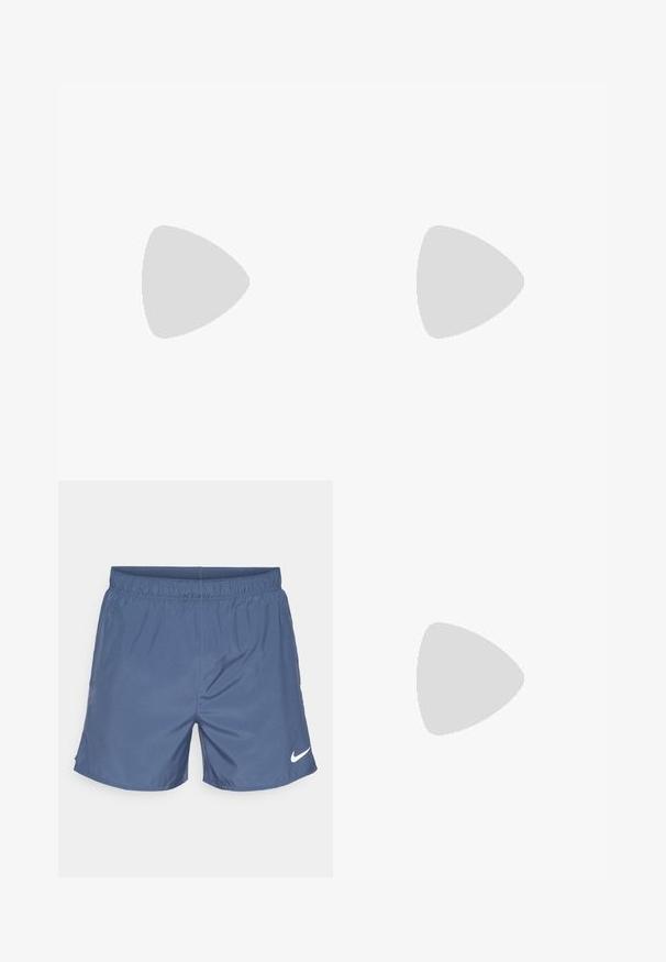 Kék sportos ujjatlan felső lélegző hálós anyagból, kerek nyakkal, ujjatlan kivitelben, elöl diszkrét fehér logóval.; Közepes kék Nike sportnadrág, könnyű anyagból készült. Rugalmas derékpánttal rendelkezik, és a bal alsó sarokban fehér logó található.; Fehér sportcipő, hálós felsőrésszel, sima textúrájú díszítőelemekkel, szürke akcentusokkal, fűzőkkel, és párnázott talppal, amely a teljesítmény érdekében készült.; Fehér keretű napszemüveg, szürke díszítéssel és kék tükörlencsékkel. Sportos dizájn, körbeölelő forma és állítható orrtámasz.