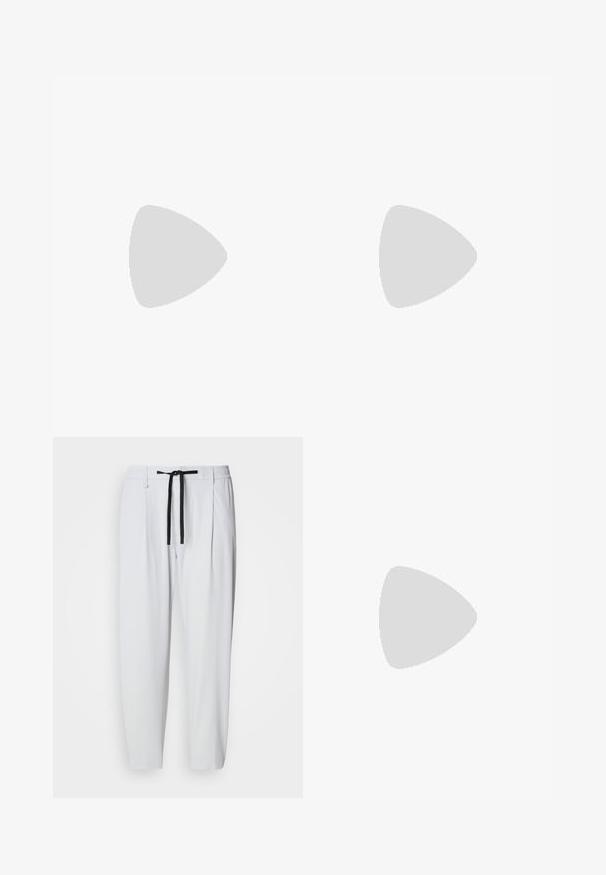 TOM TAILOR Trükipildiga T-särk - light metal blue; Valged kitsene püksid mustade nöörideta, elastse vööümbruse, küljetaskute ja vöökonksudega, esitatud lihtsal taustal.; Valge ja hall spordijalats, millel on tekstureeritud ülemine osa, kollased aktsendid keelega ning paks must tallaosa. Omab perforatsioone hingavuse tagamiseks.; Musta nahkne ristiõla kott tekstureeritud pinnaga, millel on esiküljel lukuga tasku, reguleeritav rihm ja metallist aksessuaarid.