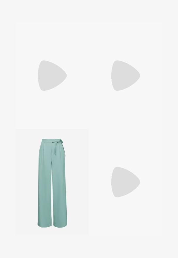 Top bianco in tessuto a coste, con dettagli neri lungo il collo e le aperture delle maniche, dalla silhouette aderente.; Pantaloni a gamba larga verde chiaro con vita alta, dotati di una cintura in tessuto, pieghe e una texture liscia.; Sandali con zeppa con tomaia in tessuto crema, cinturino alla caviglia regolabile e tacco intrecciato testurizzato con accenti dorati e paglia a strati.; Occhiali da sole oversize beige con montatura trasparente e lenti marroni sfumate, caratterizzati da sottili accenti floreali e un design geometrico audace.