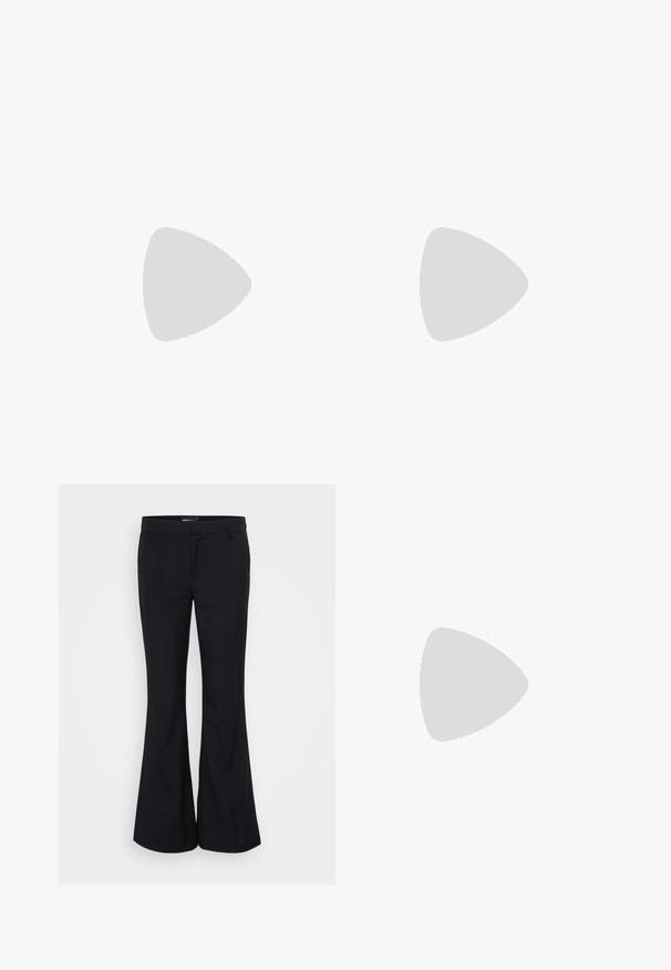 Top de punto sin mangas en color azul marino con textura acanalada, escote en forma de V y seis botones a juego en la parte delantera; presenta un cuello puntiagudo.; Gina Tricot Tall RELAXED TROUSERS - Pantalones - black; Sandalia negra de tiras con punta cuadrada y tacón bajo de bloque. Presenta múltiples tiras delgadas y una correa ajustable en el tobillo. Fabricada en cuero suave.; Bolso tote de cuero negro con textura suave, forma estructurada, dos asas y un prominente detalle de hebilla plateada en la parte frontal.