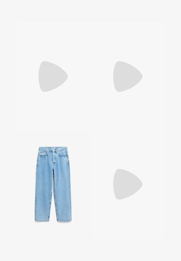 Zwart brei top met korte mouwen en doorzichtige textuur, met een groen en grijs gelaagd ontwerp, ronde halslijn en contrasterende donkere afwerking.; Lichtblauwe denim jeans met een losse pasvorm, hoge taille, vijf zakken en subtiele vervaging langs de beennaden.; Zwarte flip-flop sandaal met een platte zool, zwarte textuur inlegzool, gladde bandjes en een kleine gouden accent bij de teenpost.; Zwarte leren schoudertas met een gebogen vorm, ritssluiting en verstelbare band. Heeft nu ook reliëfbranding aan de voorkant.