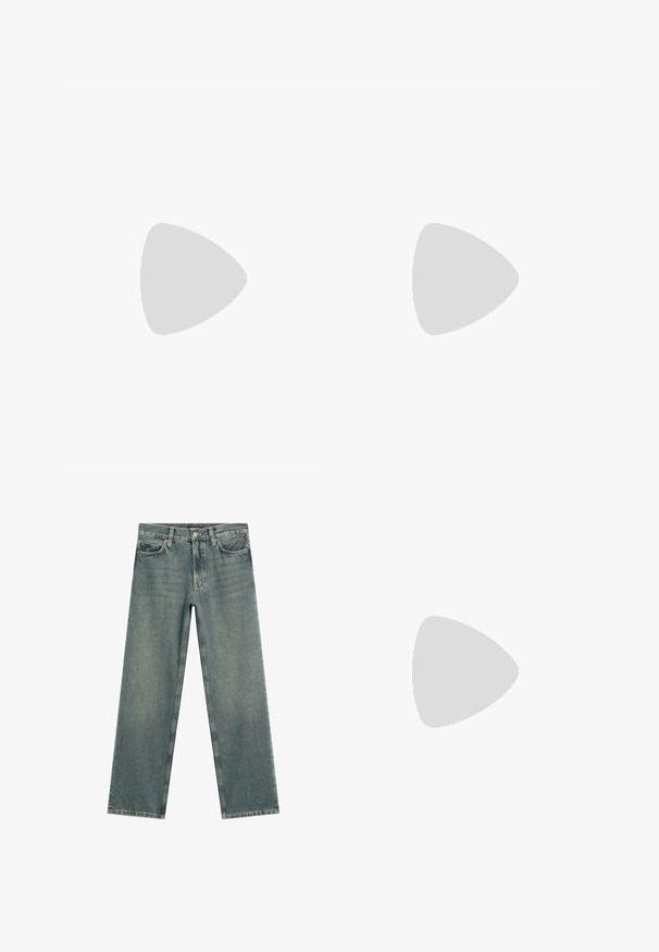 Schwarzes Satin-Camisole mit V-Ausschnitt und transparenter, gestreifter Spitzenverzierung an Ausschnitt und Saum, mit dünnen, verstellbaren Trägern.; Hellblaue, weite Jeans aus Denim-Stoff mit klassischem Fünf-Taschen-Design und Knopfverschluss. Ausgebleichtes Muster mit dezenten Variationen.; Gold- und schwarze Sneaker mit glatter Oberfläche, ausgestattet mit drei schwarzen Streifen, einem Klettverschluss, einer Gummisohle und einem gepolsterten Schaft.; Braune Wildleder-Tote mit zwei weichen Griffen, einem vertikalen Riemen mit silbernem Akzent und einem weiten, offenen oberen Bereich. Glatte Textur, minimalistisches Design.