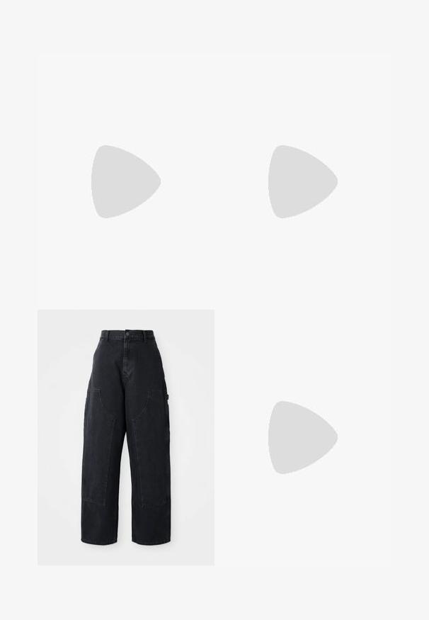 Helle blaue Nike-Fußballtrikot mit kurzen Ärmeln, schwarzem Kragen und Löwenemblem in der Mitte. Mit schwarzen Akzenten an den Ärmeln.; Schwarze Denim Cargo-Hosen mit weitem Bein und hoher Taille, zwei großen Vordertaschen und einem Knopfverschluss an der Taille. Glatte Textur, lässiges Design.; Nike Laufschuhe mit einem silbernen Mesh-Obermaterial und pinken Akzenten, weißen Schnürsenkeln und einer strukturierten Sohle. Getragen mit weißen Baumwoll-Sportsocken.; Silberne Creolen mit einem glatten, runden Design und einer polierten Oberfläche. Sie sind dünn und leicht und verfügen über einen einfachen Verschluss.