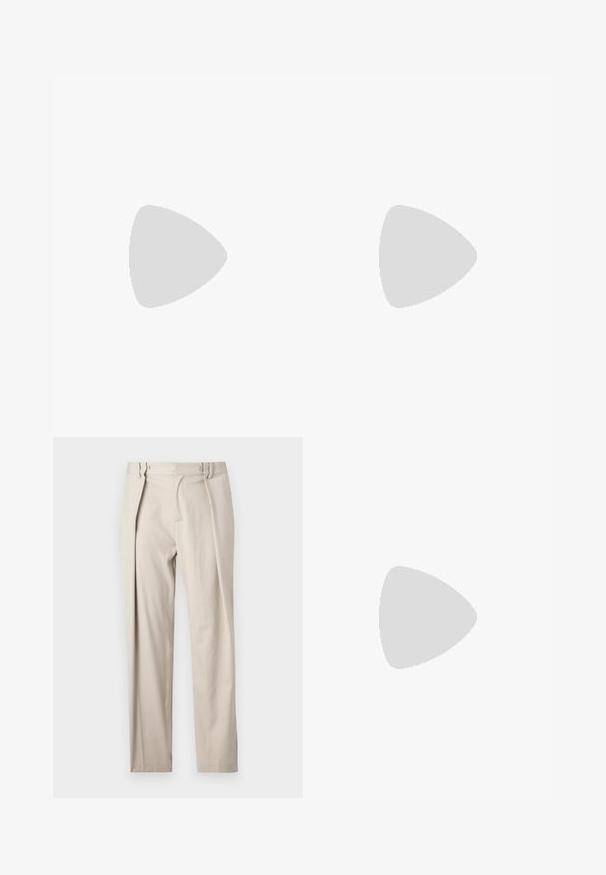 Weißes, kurzärmliges T-Shirt aus weicher Baumwolle, mit Rundhalsausschnitt und dezentem, geprägtem Logo auf der linken Brust.; Beige Hosen mit glatter Textur, geradem Bein, zwei vorderen Falten, Seitentaschen und Gürtelschlaufen. Knitterfreies Material.; Hellbraune Wildlederschuhe mit runder Zehenpartie, genähten Details und einer gerippten braunen Gummisohle. Mit einem Seitenschild mit dem "Clarks"-Logo.; Schildpatt-Sonnenbrille mit grünen Gläsern, in einer achteckigen Form und schlanken, gebogenen Bügeln. Das Material hat eine glänzende Oberfläche.
