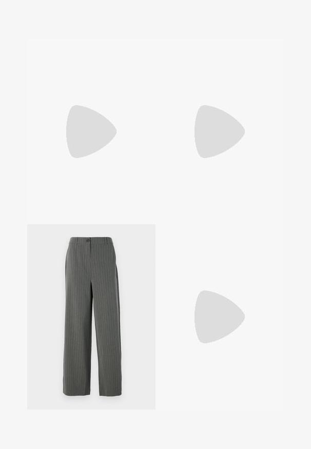 Modström LILLIEMD - Langarmshirt - black; Grau gestreifte Hose mit weit geschnittenem Bein, ausgestattet mit einem Knopfverschluss und feiner Textur. Maßgeschneiderte Passform für eine strukturierte Silhouette.; Schwarze Lederpumps mit spitzem Zehenbereich und niedrigem Blockabsatz. Mit einem Knöchelriemen und einer goldfarbenen Schnalle. Glatte Textur.; Schwarze Handtasche mit strukturierter Form, glatter Textur und einem metallischen Verschluss. Kombiniert mit weiten schwarzen Hosen und offenen Sandalen auf einem Holzboden.