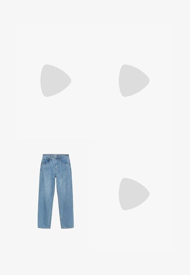 Camisola bianca senza maniche con spalline sottili, caratterizzata da un design a V e un tessuto liscio e leggero con una silhouette aderente.; Jeans in denim azzurro chiaro con taglio dritto, vita alta, due tasche frontali e chiusura classica a bottone. Leggera scoloritura e nessun adornamento.; Tacchi slingback beige con punta affusolata e tacco basso a campana. Realizzati in pelle liscia con un design minimalista e cinturino regolabile.; Clutch in pelle rosa chiaro con forma arrotondata, dettagli plissettati e chiusura con cornice in tonalità oro. Presenta una placca con logo sul davanti.