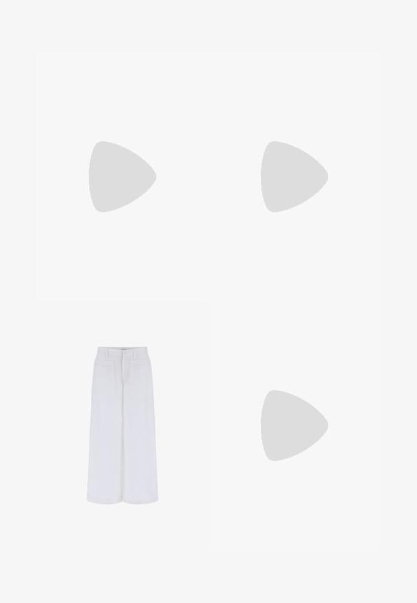 T-shirt à manches courtes et col rond en tissu doux de couleur blanc cassé, avec un design froncé sur le côté pour une silhouette épurée et une texture lisse.; Pantalons blancs à jambe large avec une texture lisse, dotés de deux poches avant et d'une fermeture à bouton, conçus pour un ajustement décontracté.; Sandale noire à lanières avec un bout carré et un petit talon bloc. Elle présente plusieurs fines lanières et une sangle de cheville ajustable. Fabriquée en cuir lisse.; Sac bandoulière en cuir noir avec une texture lisse, de forme rectangulaire et un détail en chaîne métallique à l'avant. Sangle réglable incluse.