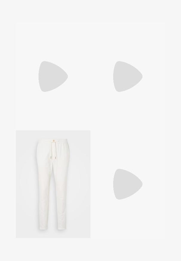 Scotch & Soda REGULAR FIT LEFT CHEST LOGO - T-shirts med print - white; Hvite linbukser med snøring i livet, knappelukking og avsmalnende passform. Glatt tekstur med minimal detaljering og ingen synlige mønstre.; Lyse beige loafers med spiss tå, glatt materiale, en stropp over vampsen, og en lav brun såle. Enkel design med minimale detaljer.; Sorte solbriller med rektangulær form, mørke linser, sølvfargede detaljer ved templene, og en matt finish på rammen.