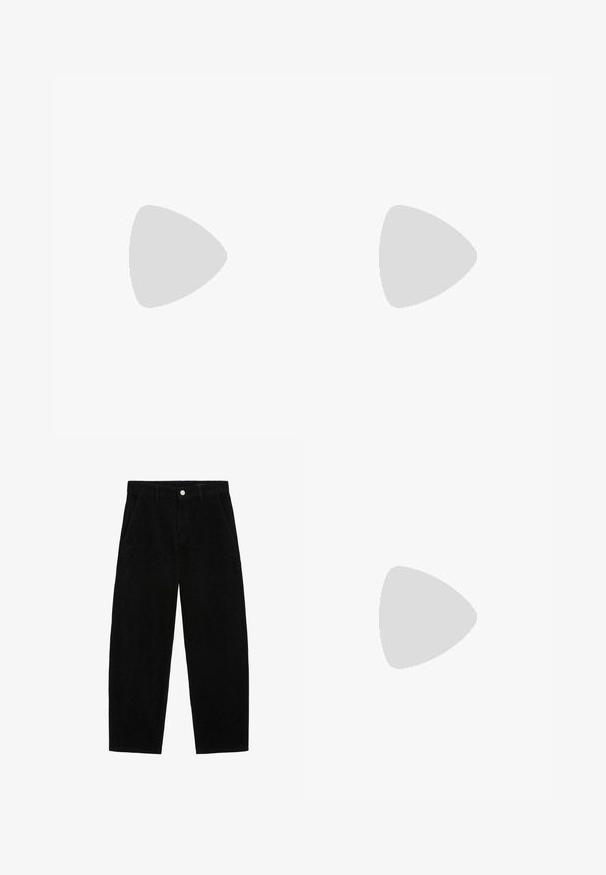 Zwart langslijfshemd met een brede halslijn, gemaakt van zachte stof, met een aansluitend ontwerp en minimale stikdetails.; Zwarte corduroy broek met een wijd-pijp ontwerp, met zijzakken en een knoopsluiting aan de voorkant. De textuur is ribbelig, wat zorgt voor een zachte aanraking.; Blauwe suède sneakers met een lage profiel, voorzien van drie witte strepen, een gestructureerde neuspunt en een gumrubberen buitenzool.; Mango Shopper - dark brown